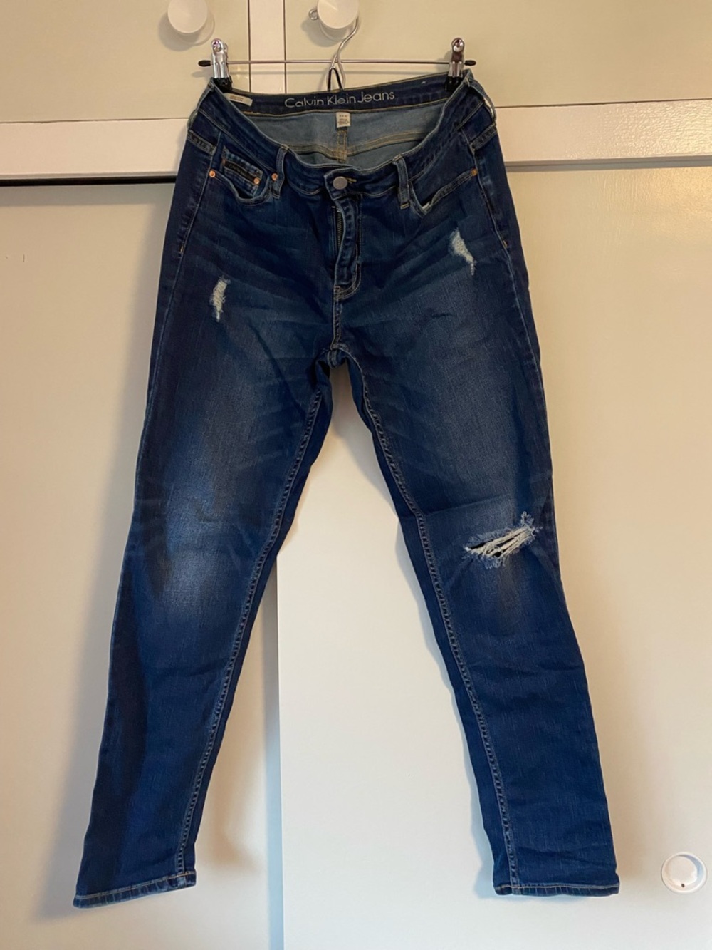 Calvin Klein Skinny Jeans Distressed – Dark Wash Everyday Staple